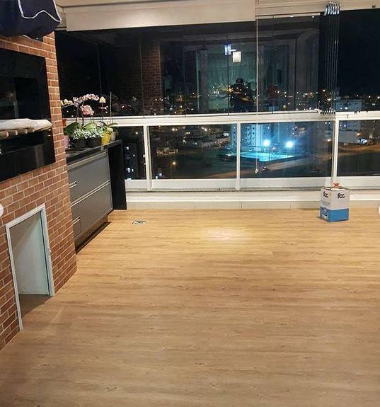 Piso vinílico em sacada gourmet