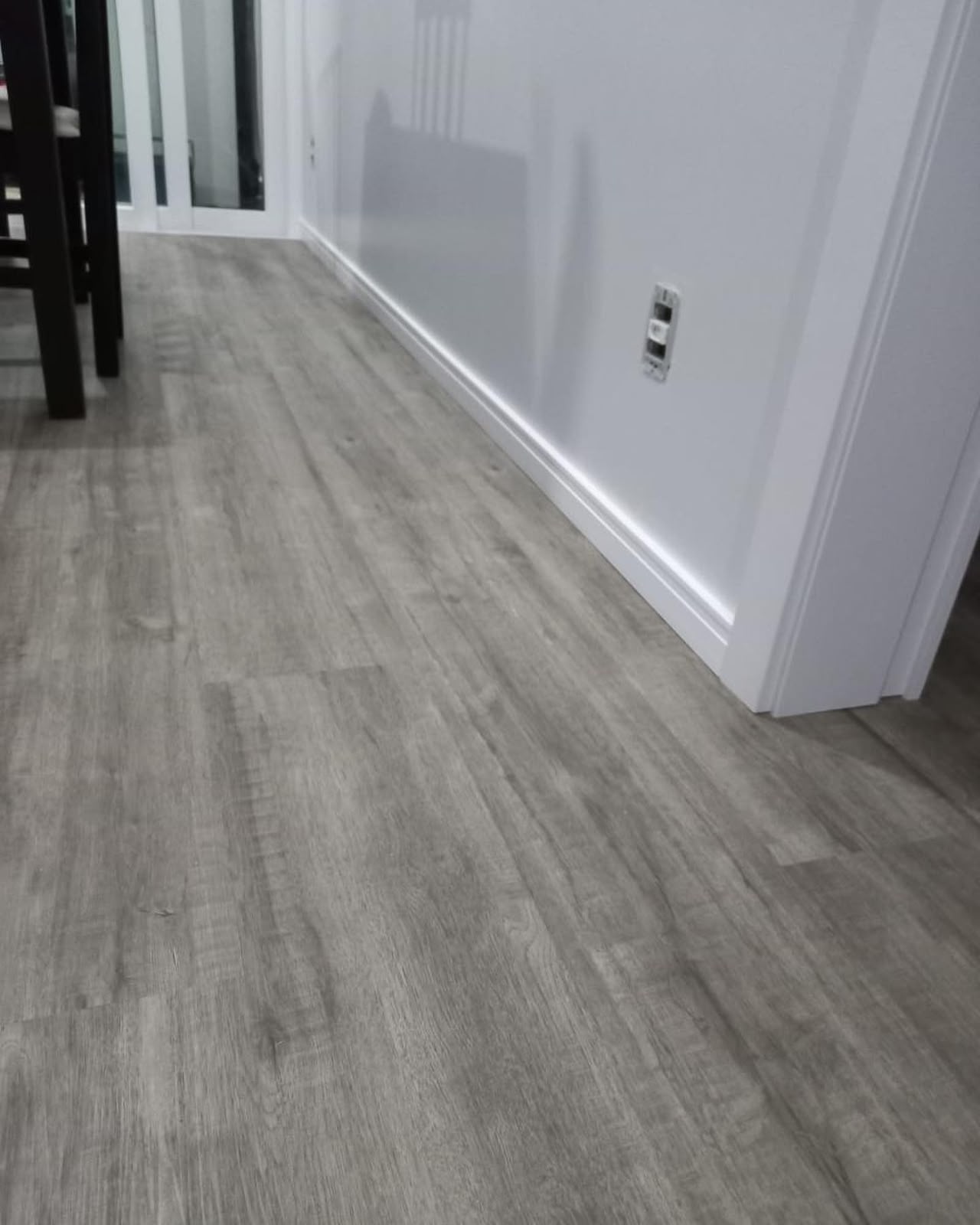 Piso vinílico cinza com rodapé branco