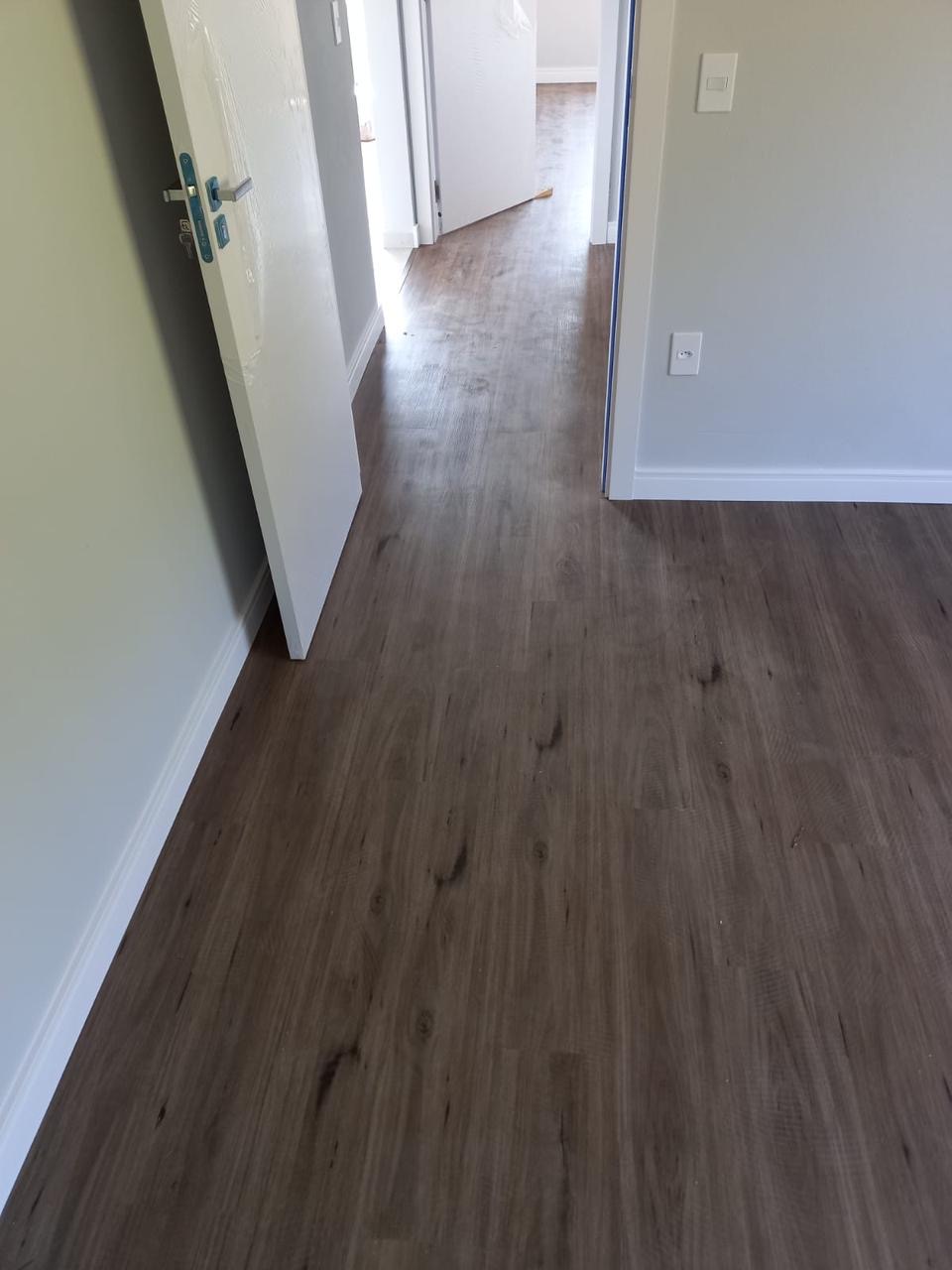 Piso vinílico tom nogueira em corredor