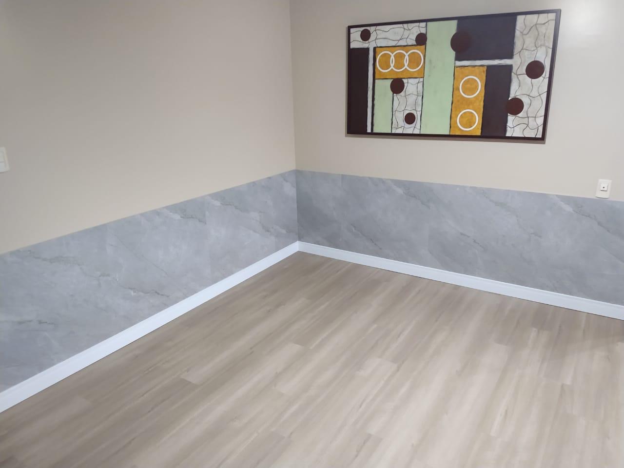 Rodapé branco instalado com acabamento reto