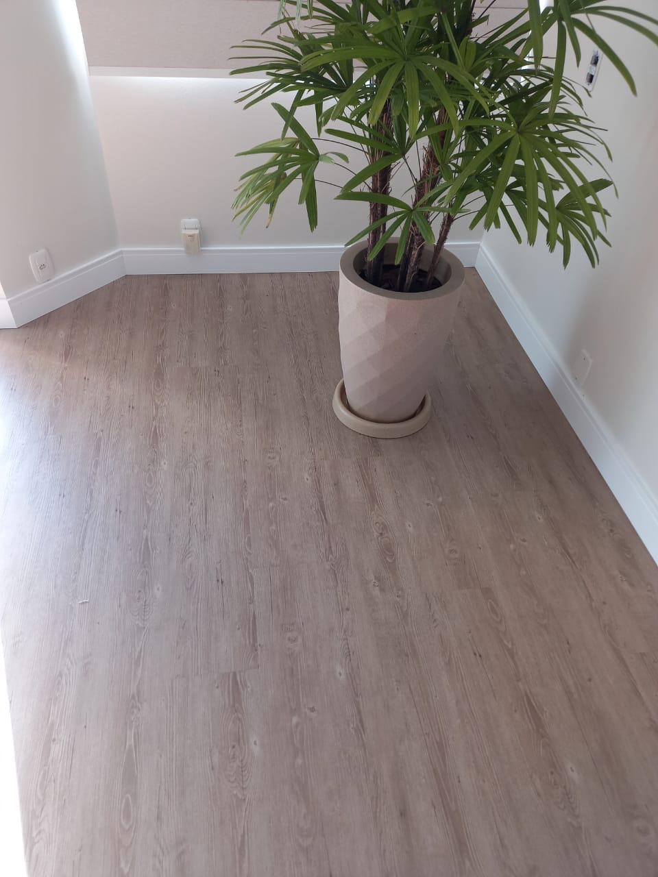 Piso vinílico com rodapé alto branco