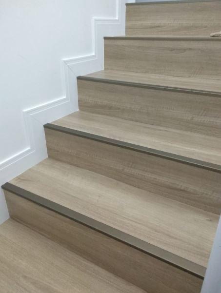 Escada revestida com piso e perfil de acabamento