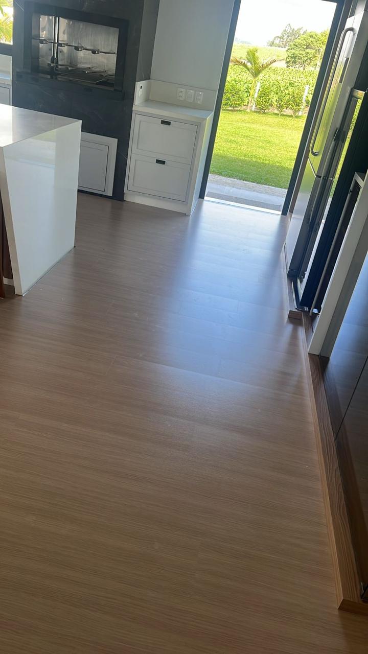 Piso vinílico em cozinha gourmet