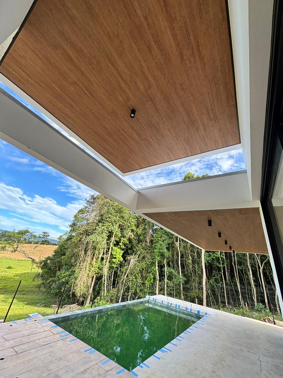 Forro amadeirado em área de piscina