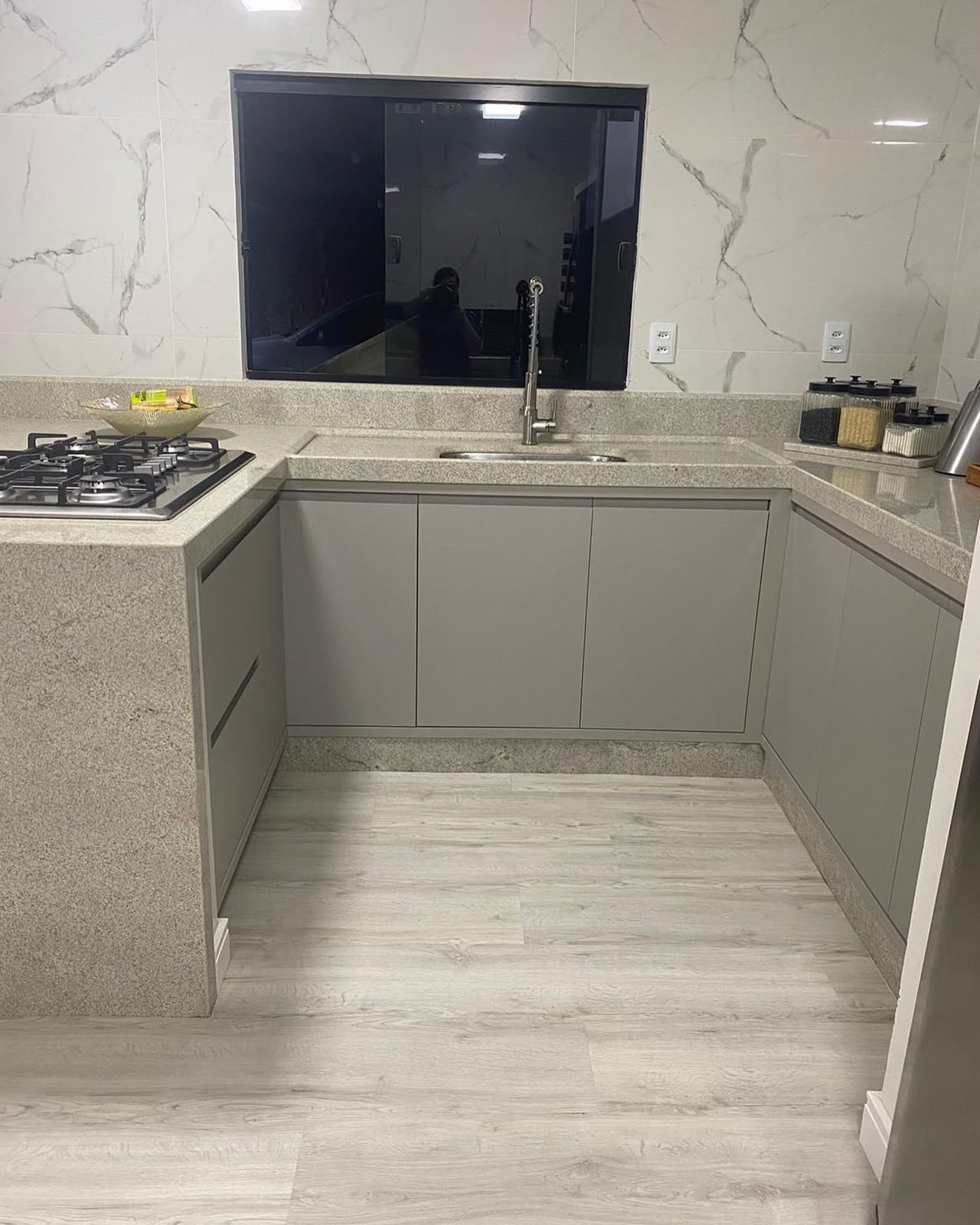 Piso vinílico cinza em cozinha planejada