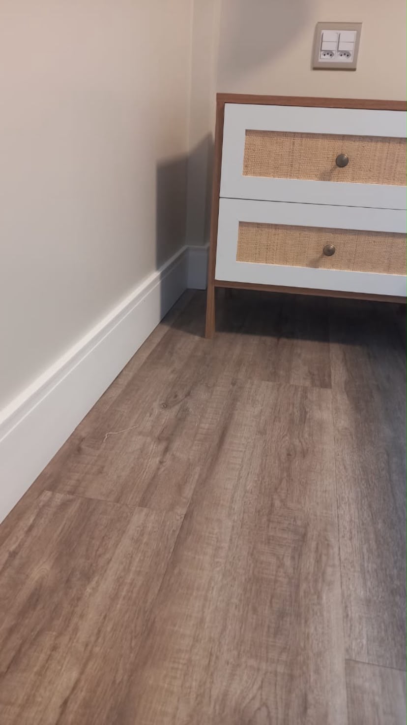 Piso vinílico tom rústico em quarto