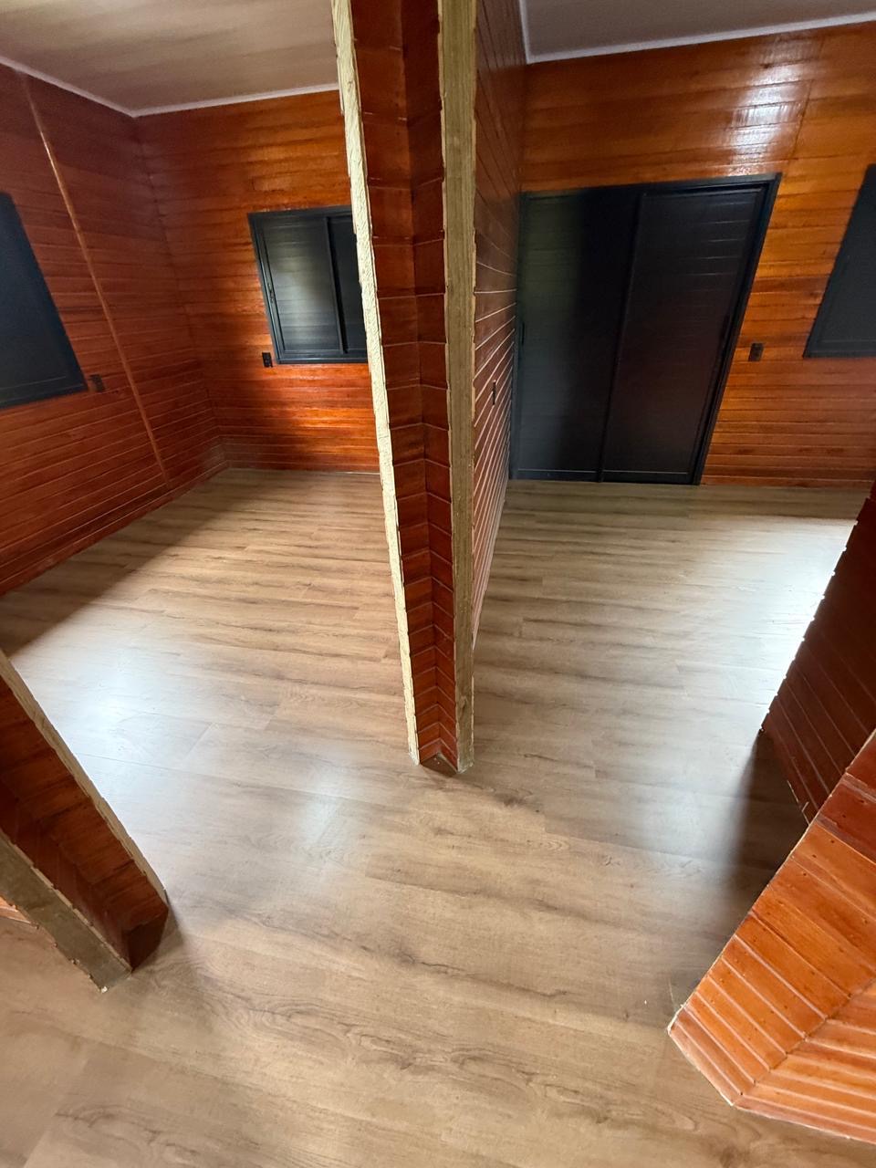 Piso laminado instalado em casa de madeira