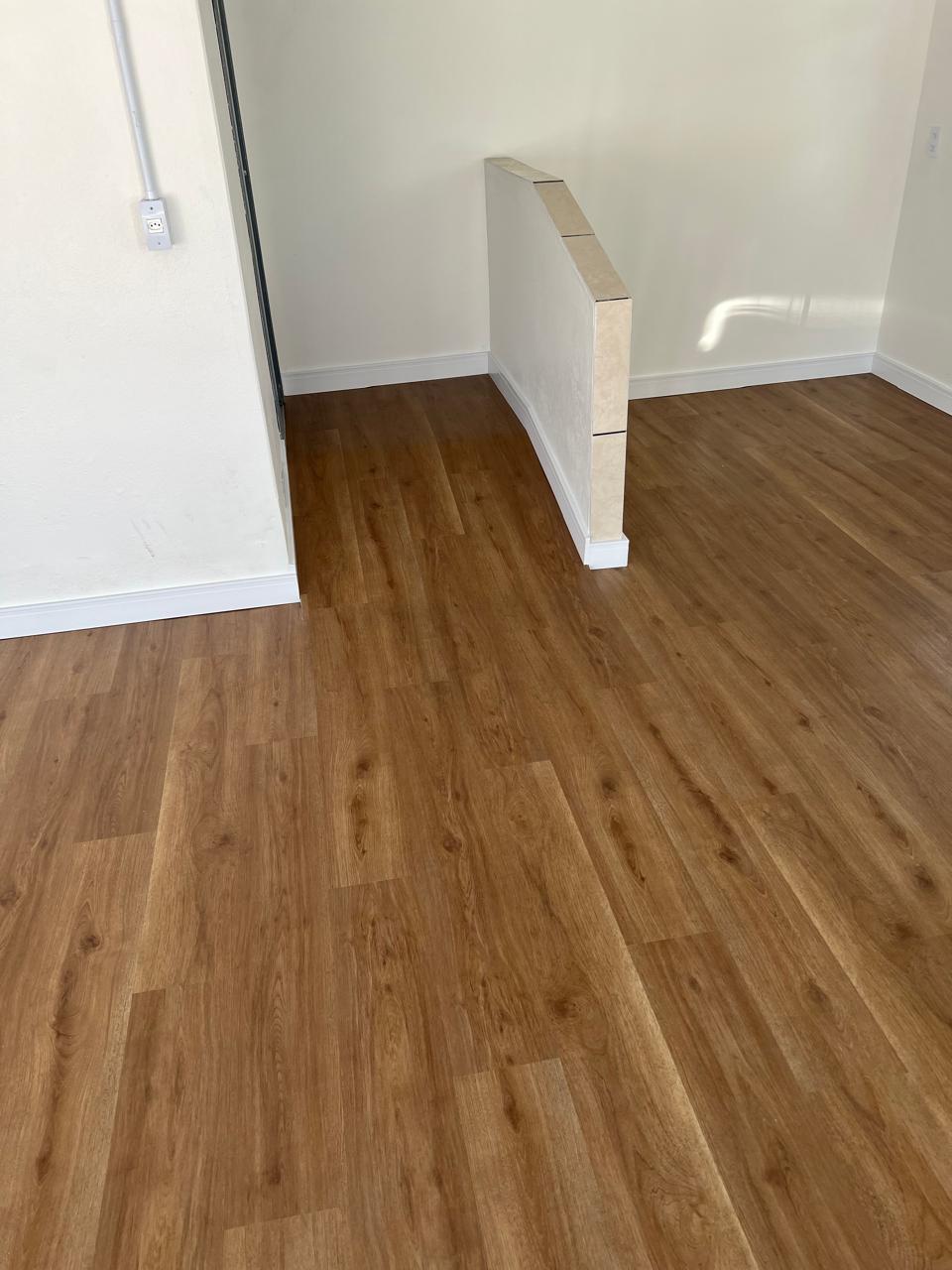Piso vinílico amadeirado em ambiente residencial