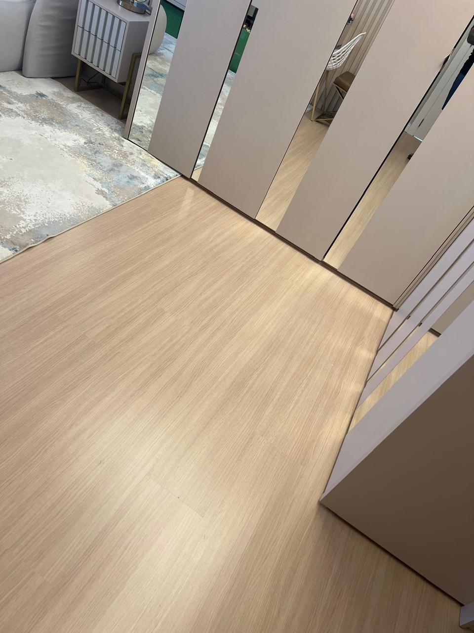 Piso vinílico claro instalado em closet