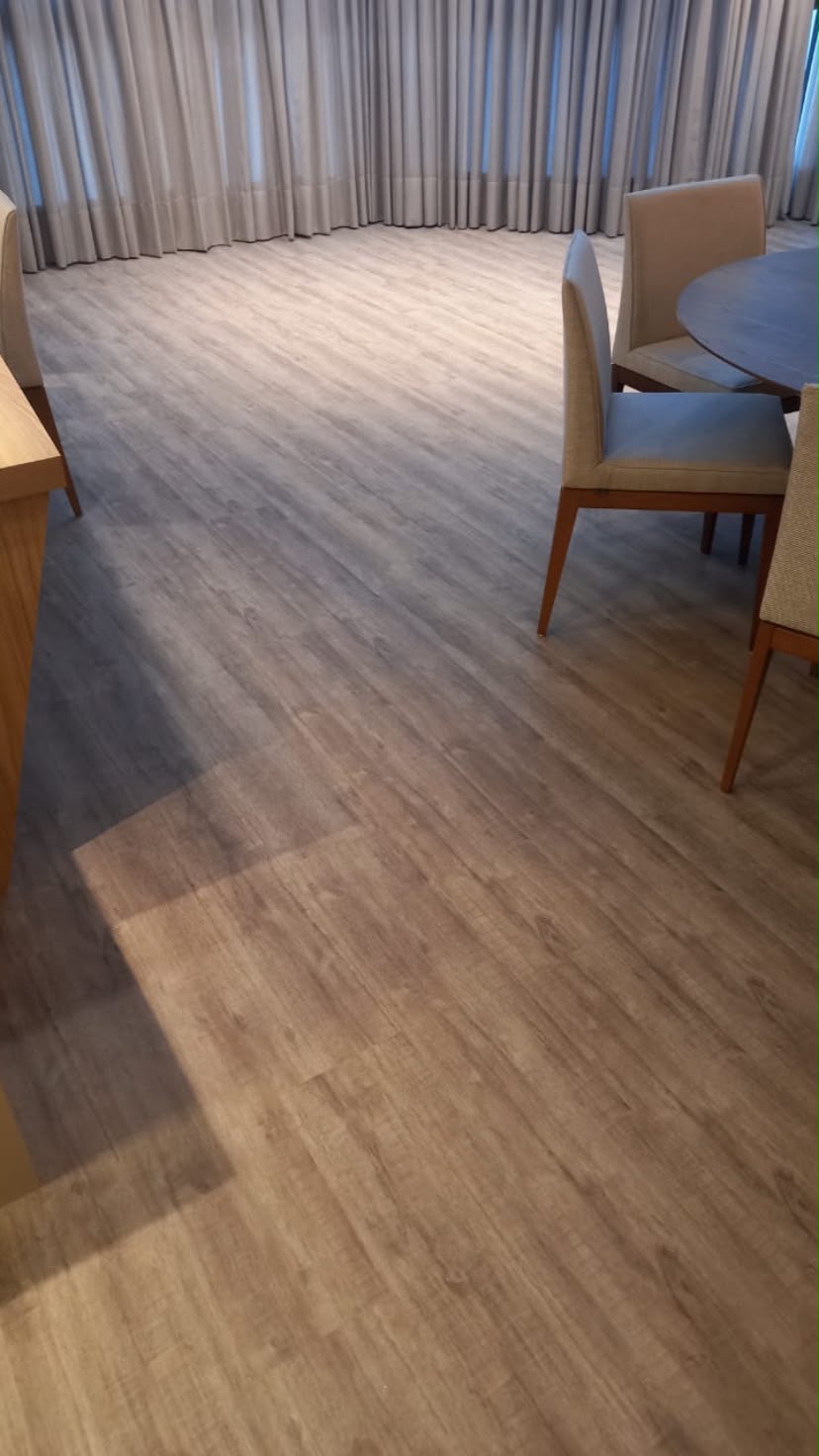 Piso vinílico em sala de jantar