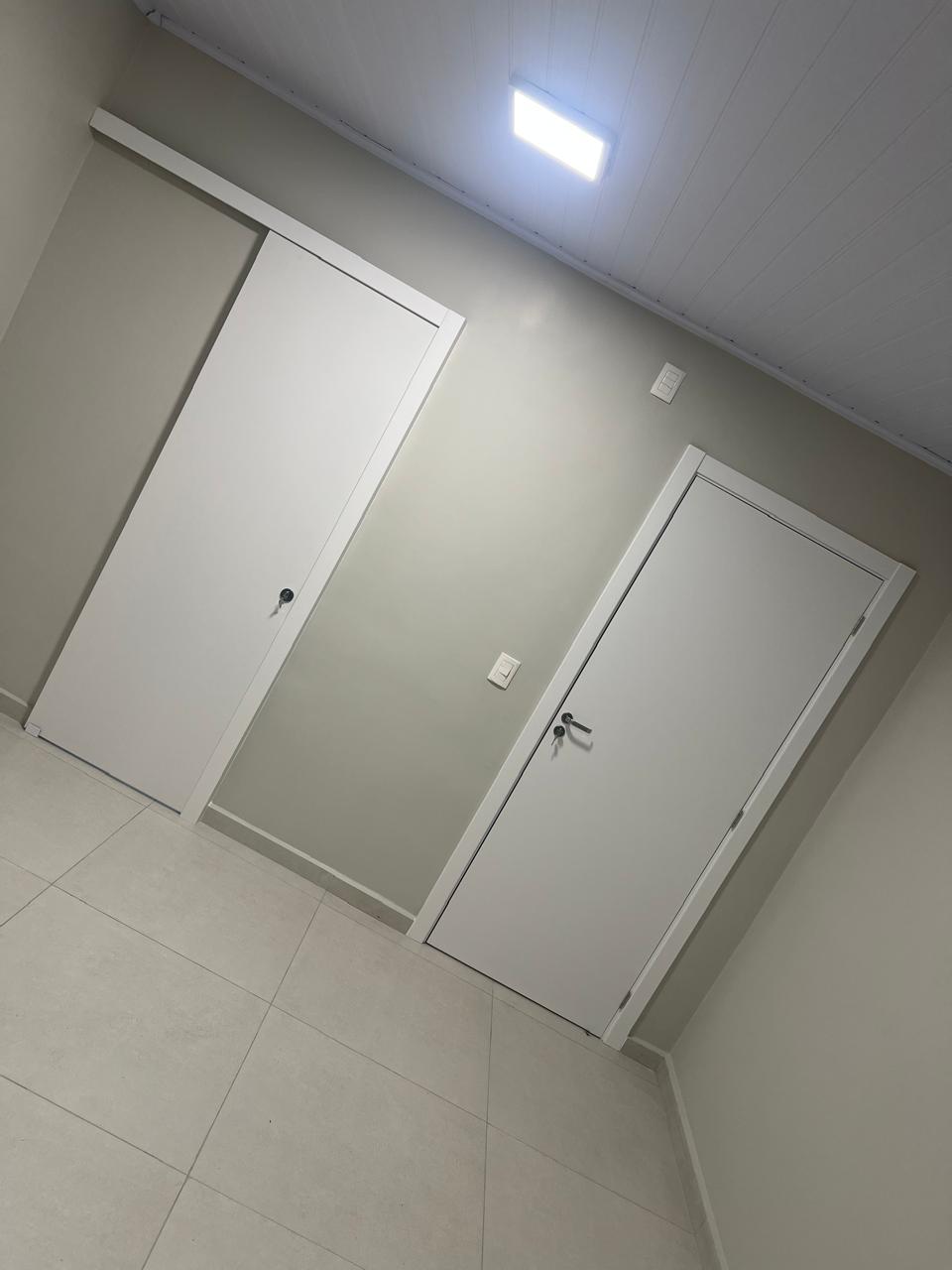 Portas brancas de correr e de abrir instaladas