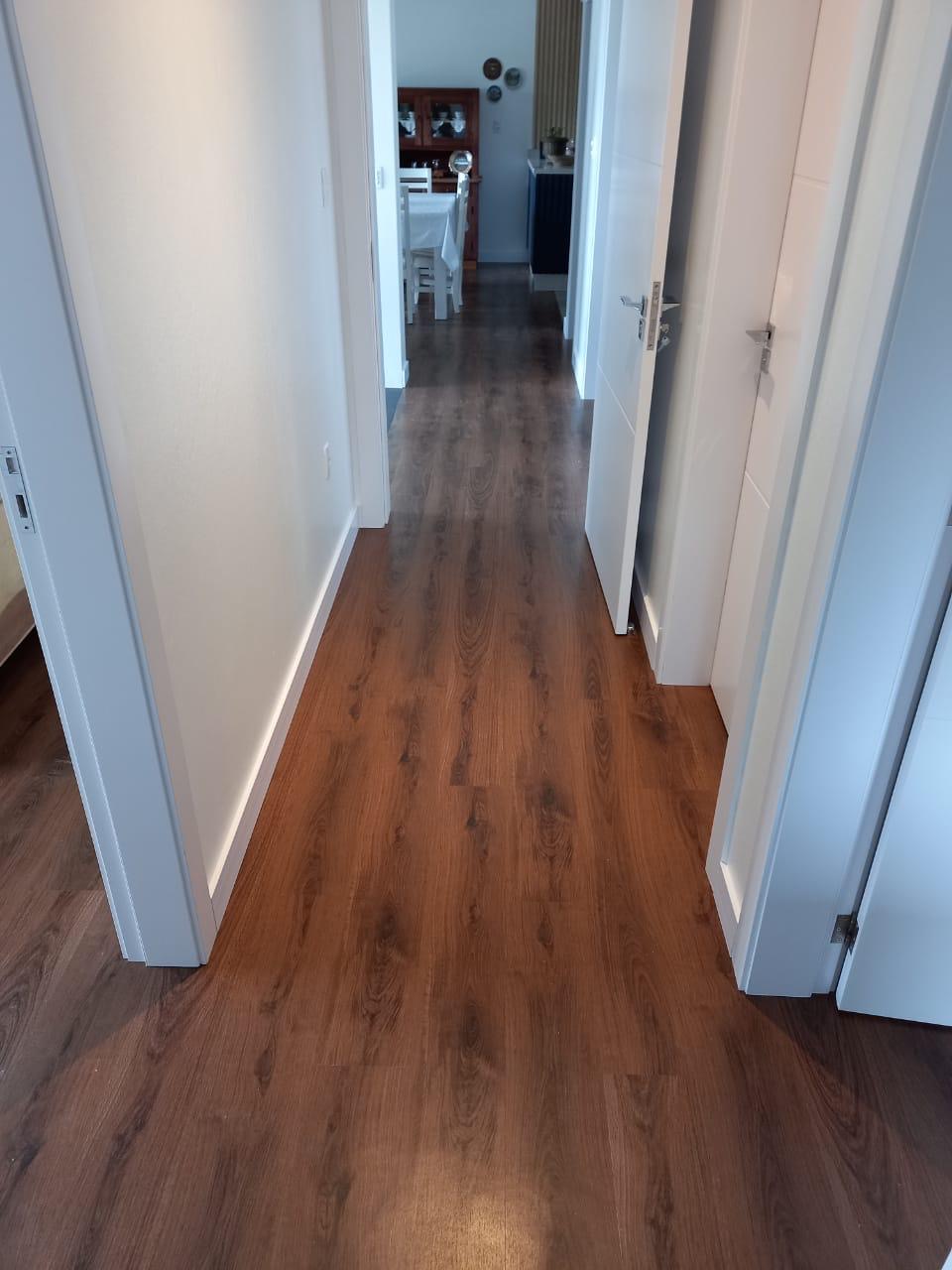 Piso laminado instalado em corredor