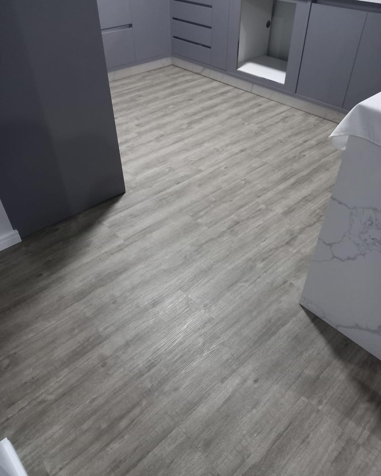 Piso vinílico cinza em cozinha ampla